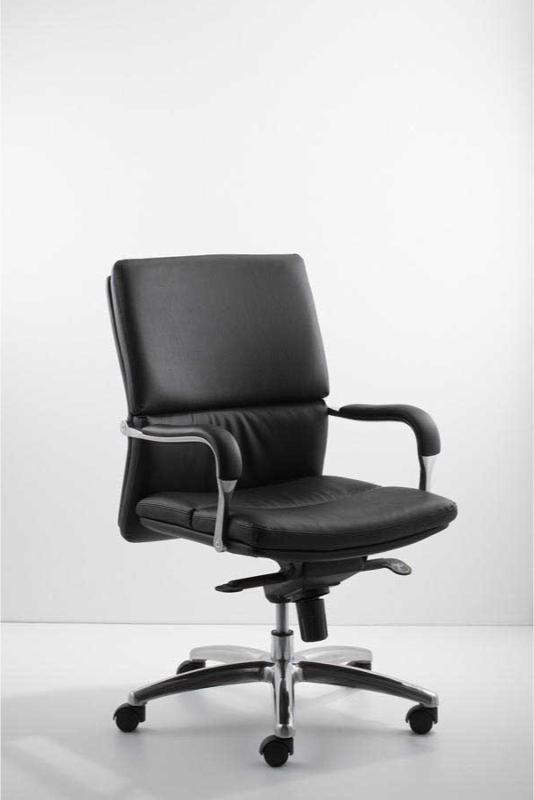 elegantna crna kožna kancelarijska fotelja