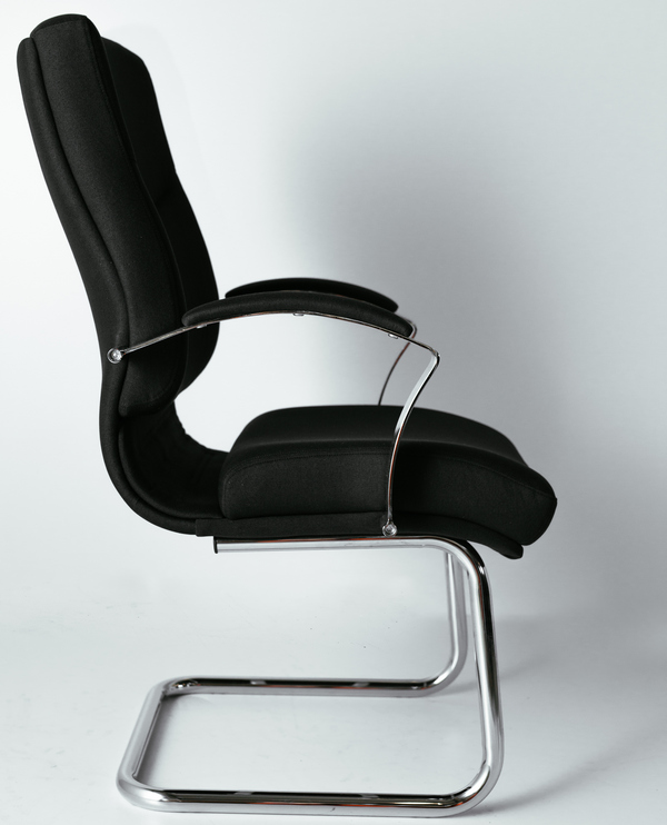 Elegantna i udobna konferencijska stolica, idealna za konferencijske sale, poslovne prostore i kancelarije