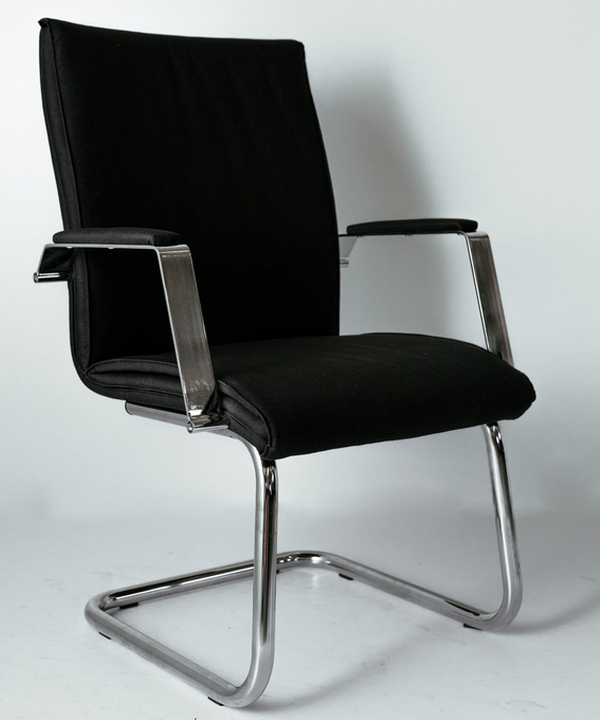 Elegantna  kožna konferencijska stolica, idealna za konferencijske sale, poslovne prostore i kancelarije