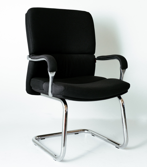 Moby V - elegantna višenamenska konferencijska stolica, idealna za konferencijske sale, poslovne prostore i kancelarije
