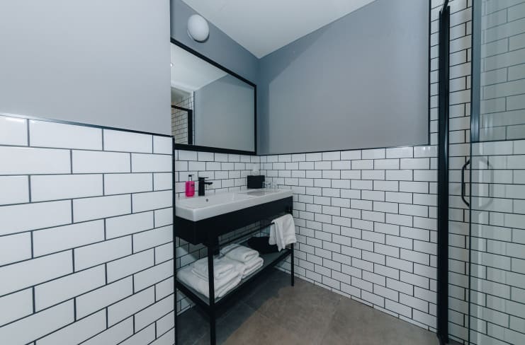 minimalistički nameštaj za hotelska kupatila