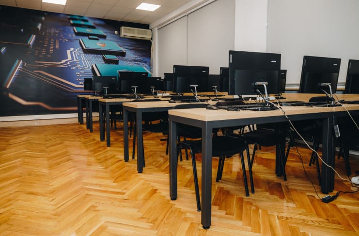 Moderne školske klupe i skolice - opremanje škola nameštajem po meri
