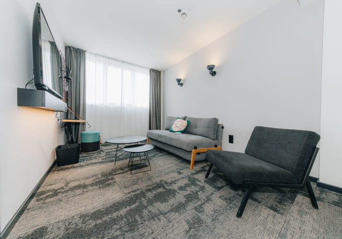 Nameštaj za hotelske sobe - fotelje, dvosedi i klub stolovi
