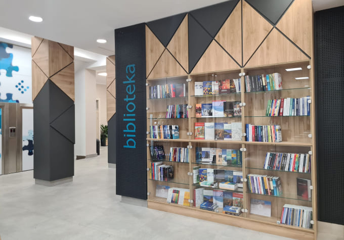 Police za knjige, biblioteke po meri