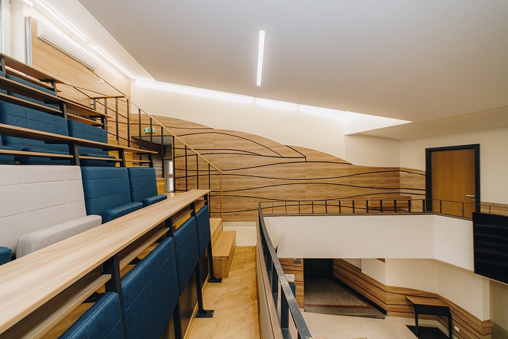 Opremanje amfiteatra nameštajem po meri - zamena