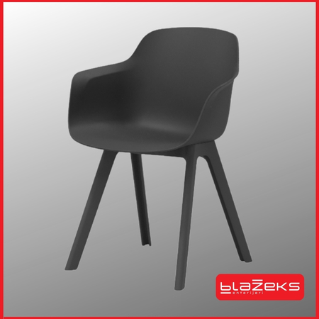 Crna moderna stolica za kafić sa naslonom i integrisanim rukonaslonima na sivој pozadini.