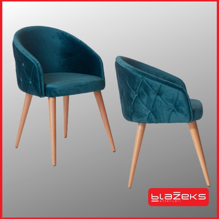 Plava tapacirana stolica sa drvenim nogama prikazana iz prednjeg i zadnjeg ugla.