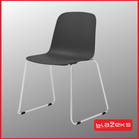 Crna moderna stolica za restoran sa tankim metalnim hromiranim nogama na sivoj pozadini