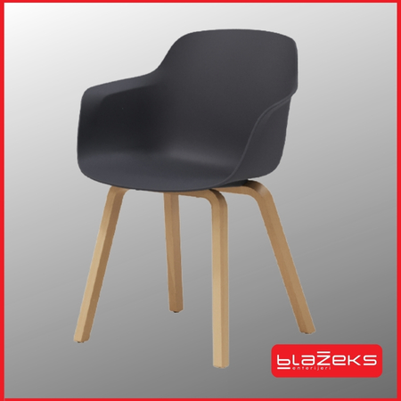 Crna stolica za kafić sa plastičnim sedištem i drvenim nogama na sivoj pozadini