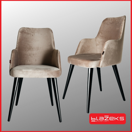 Bež tapacirana restoranska stolica sa naslonima za ruke i crnim nogama prikazana iz dva ugla.